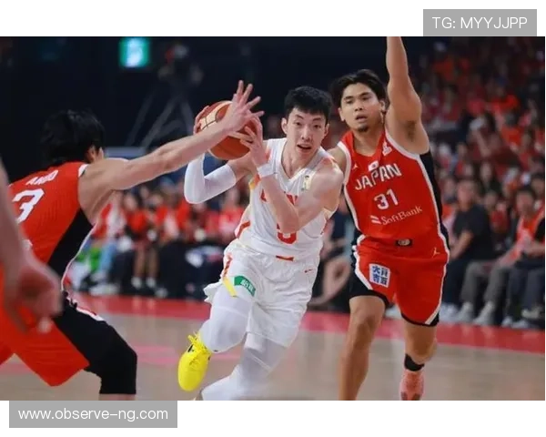 《中国篮球队在国际比赛中逆转获胜，迎来历史性突破》